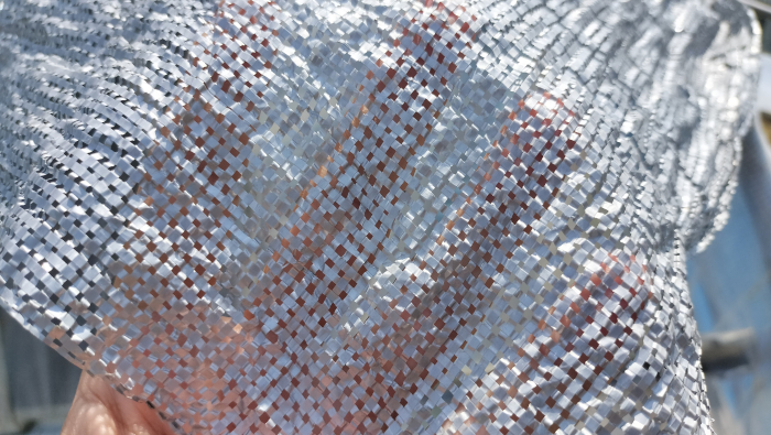 シルバー色の遮光ネットを使っているメダカ養魚場のビニールハウス