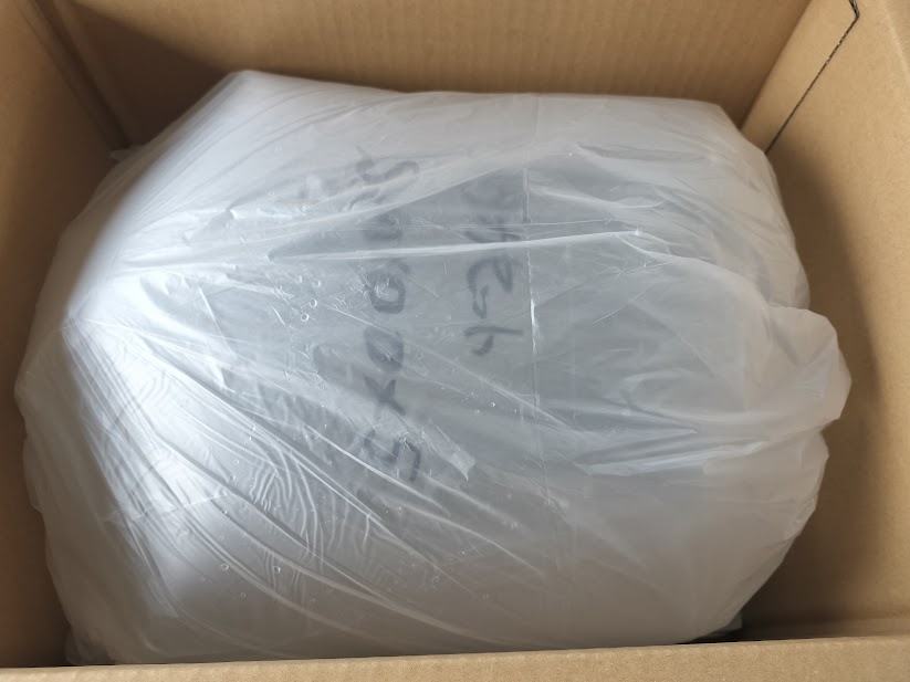 薄手の袋2枚でパッキングしたメダカ入り袋を包んである様子