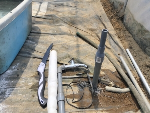 蒸し暑さの中で水道工事